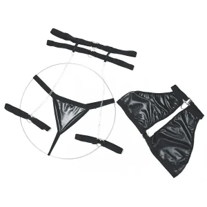 ست سوتین و شورت فانتزی مشکی Lavin کد 4135، طراحی خاص با حلقه‌های قلبی و کمربند دو تکه برای ایجاد جذابیت و صمیمیت بیشتر در روابط زوجین